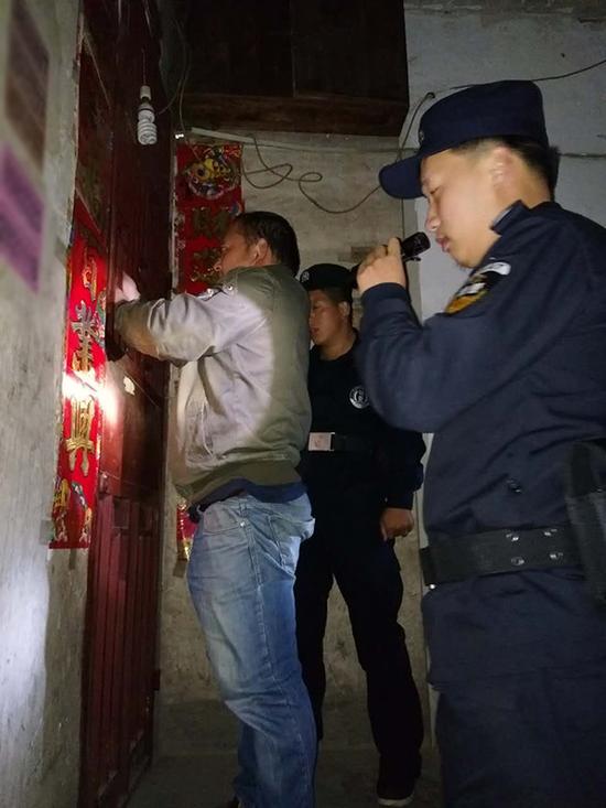 安顺粗心妈妈误将幼女锁家中 民警全城寻开锁师傅开门